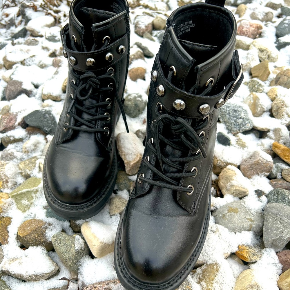Women’s Cushionaire Corali lace up boot size 8.5M